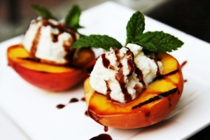 Grilled Peaches with Ricotta and Balsamic Glaze
